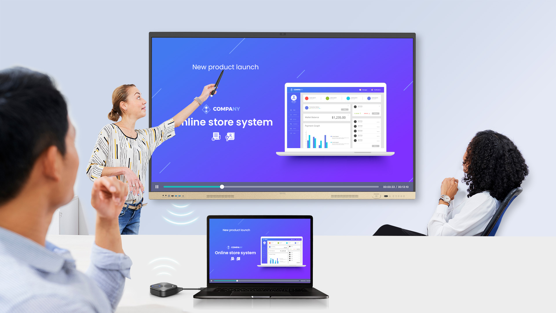 Un présentateur utilisant le bouton InstaShare joue une vidéo intégrée sur une présentation de diapositives. Il utilise l'écran tactile pour contrôler ses diapositives.