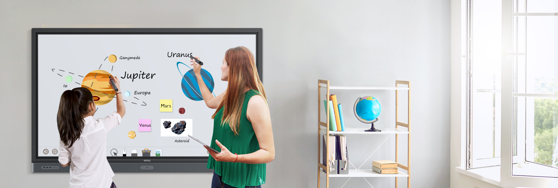 Étudiant engagé appréciant l'utilisation de l'écran plat interactif BenQ dans la salle de classe.